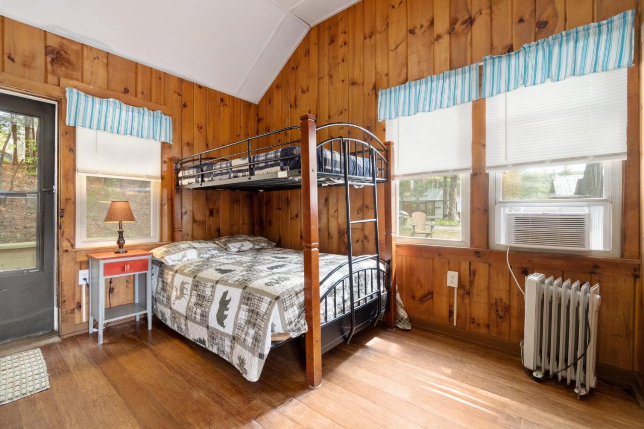 Hide-A-Way Waterfront Cottages Lake Luzerne Eksteriør bilde